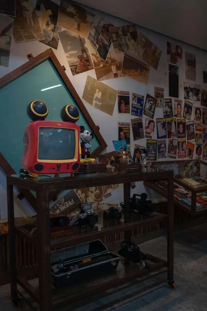 Interior del Museo Pablo Escobar en Medellín durante nuestro tour pedagógico especializado